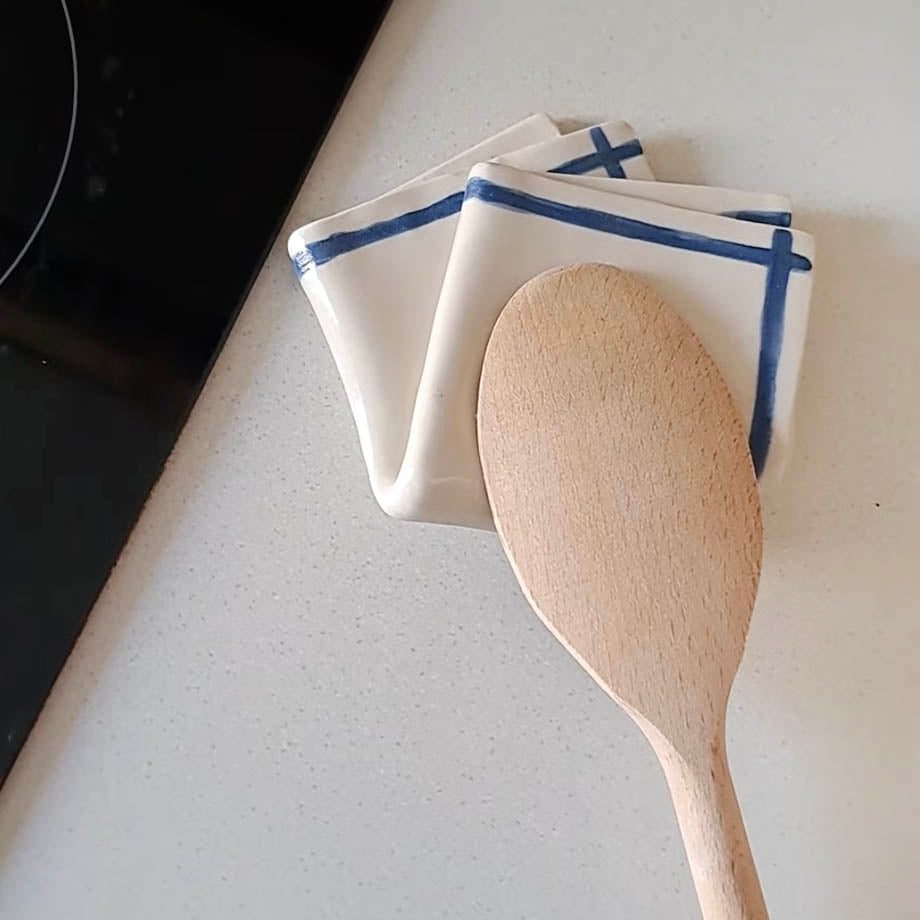 Ceramic Spoon Rest "white towel"